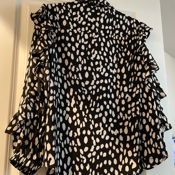 Chico’s Ruffle Dot Print Top Size 4 Black White Abstract Dalmatian Dots Career - Picture 5 of 9